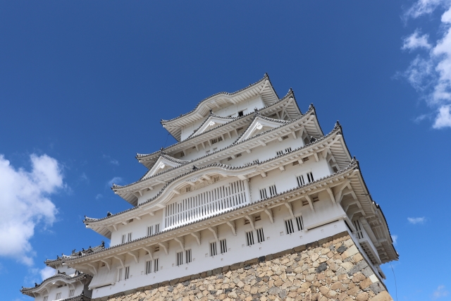 青空を背景とした姫路城