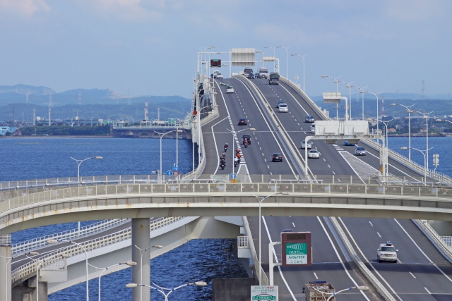 川崎ー夏の東京湾アクアライン、海ほたるから木更津方面を望むと走る車がゆっくり！