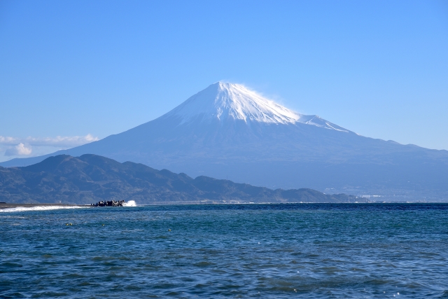 静岡－三保の松原から望む駿河湾越しの富士山