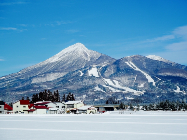 二本松市－雪の安達太良山と青い空